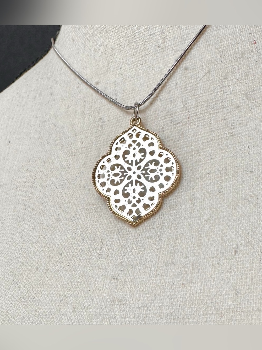 💛Two-Tone Quatrefoil Filigree Pendant Necklace